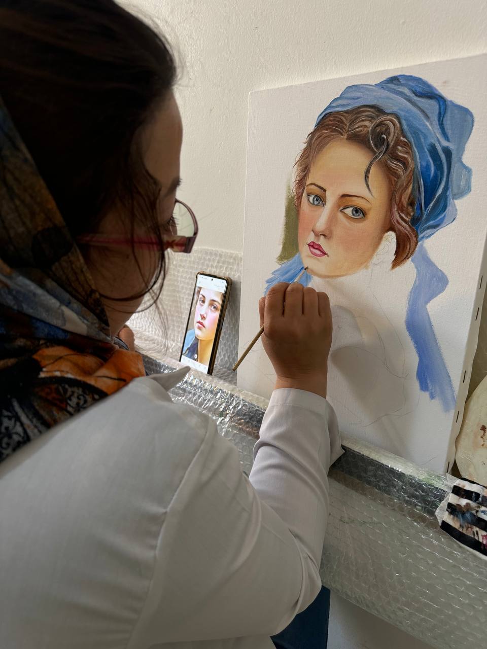 آکادمی ویدامهر با هدف پرورش استعدادهای هنری و ارائه آموزش‌های تخصصی در زمینه نقاشی و طراحی ایجاد شده است. در این آکادمی، هنرجویان با تکنیک‌های مختلف نقاشی و طراحی آشنا می‌شوند و مهارت‌های خود را در زمینه‌های مختلف از جمله طراحی نقاشی آبرنگ، رنگ روغن و نقاشی از طبیعت تقویت می‌کنند. با استفاده از روش‌های آموزشی نوین و امکانات پیشرفته، ما در تلاشیم تا هر هنرجو با سبک خاص خود رشد کند و به دنیای هنر قدم بگذارد. به جمع ما بپیوندید و با یادگیری در کنار اساتید مجرب، توانایی‌های خود را به چالش بکشید!